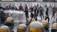 aparat-kepolisian-memukul-mundur-massa-demo-25-agustus-di-depan-kompleks-parlemen-jakarta-dengan-menyemprotkan-water-cannon-se-1756104550069_169