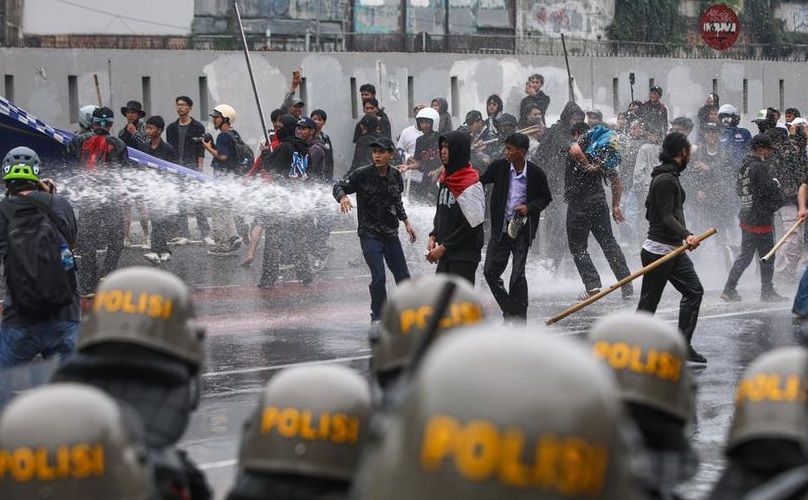 aparat-kepolisian-memukul-mundur-massa-demo-25-agustus-di-depan-kompleks-parlemen-jakarta-dengan-menyemprotkan-water-cannon-se-1756104550069_169