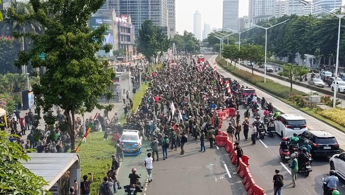situasi-di-sekitar-polda-metro-saat-massa-demo-bela-affan-tiba-wildandetikcom-1756457062908_169