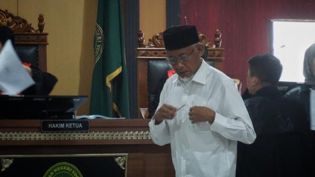 eks-bupati-sleman-didakwa-korupsi-dana-hibah-untuk-menangkan-pilkada-istri-1766052922625_169