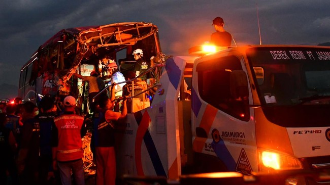 kecelakaan-bus-pariwisata-dan-truk-di-ruas-tol-pandaan-malang-2_169