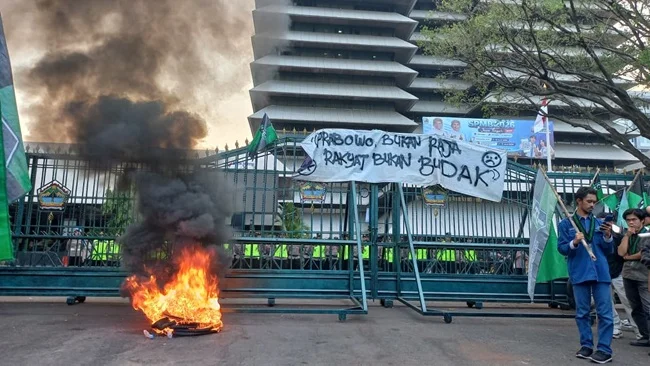 Suasana demo di depan Kantor Gubernur Jawa Tengah.