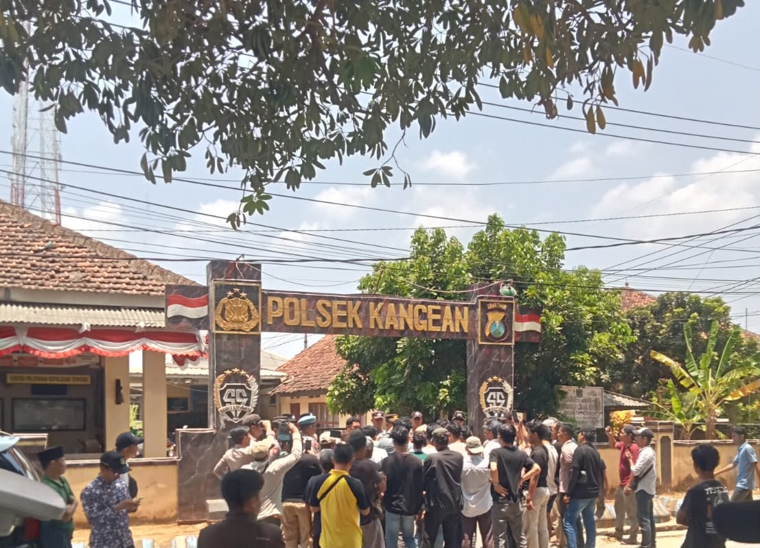 Tuntun Kejelasan Hukum, keluarga korban bersama masyarakat tuntut polsek kangean segera ambil tindakan. (Foto: Istimewah)